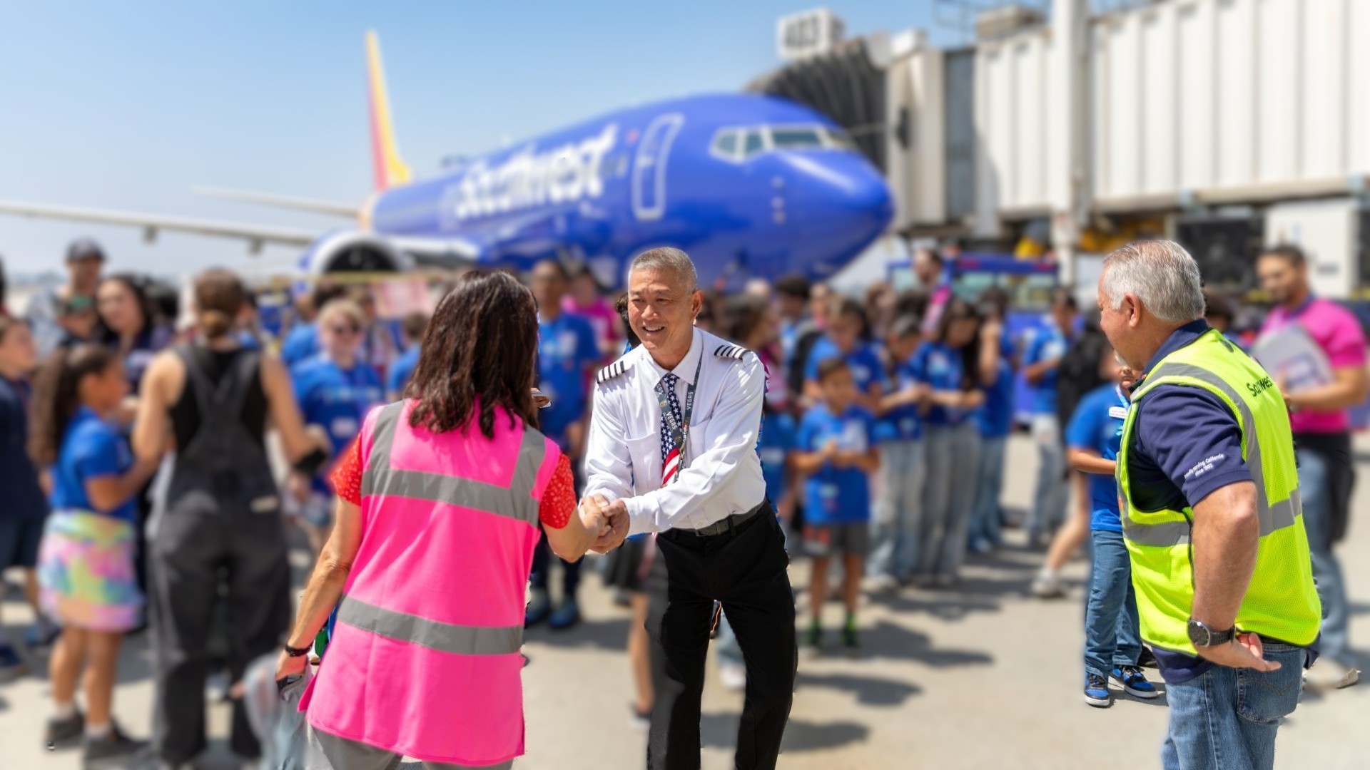 pilot shakes hand of ont employee