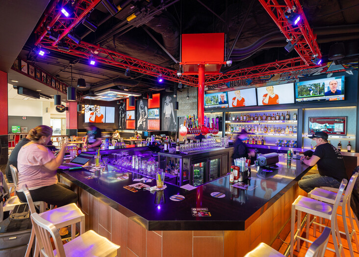 Interior de Rock and Brews en el aeropuerto ONT